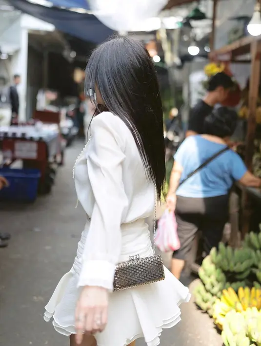 Sambil menenteng tas mungil, Nita Gunawan memamerkan rambut lurus panjangnya yang membuatnya dikenal. (Liputan6.com/IG/@nitagunawan09)