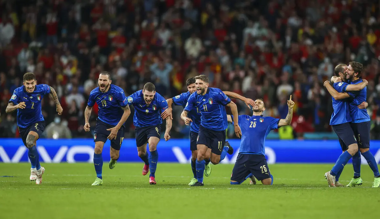 Para pemain Italia melakukan selebrasi usai memenangkan pertandingan semifinal Euro 2020 melawan Spanyol di Stadion Wembley, London, Inggris, Rabu (7/7/2021). Italia mengalahkan Spanyol 4-2 lewat adu penalti setelah laga imbang 1-1 selama 120 menit. (Carl Recine/Pool Photo via AP)