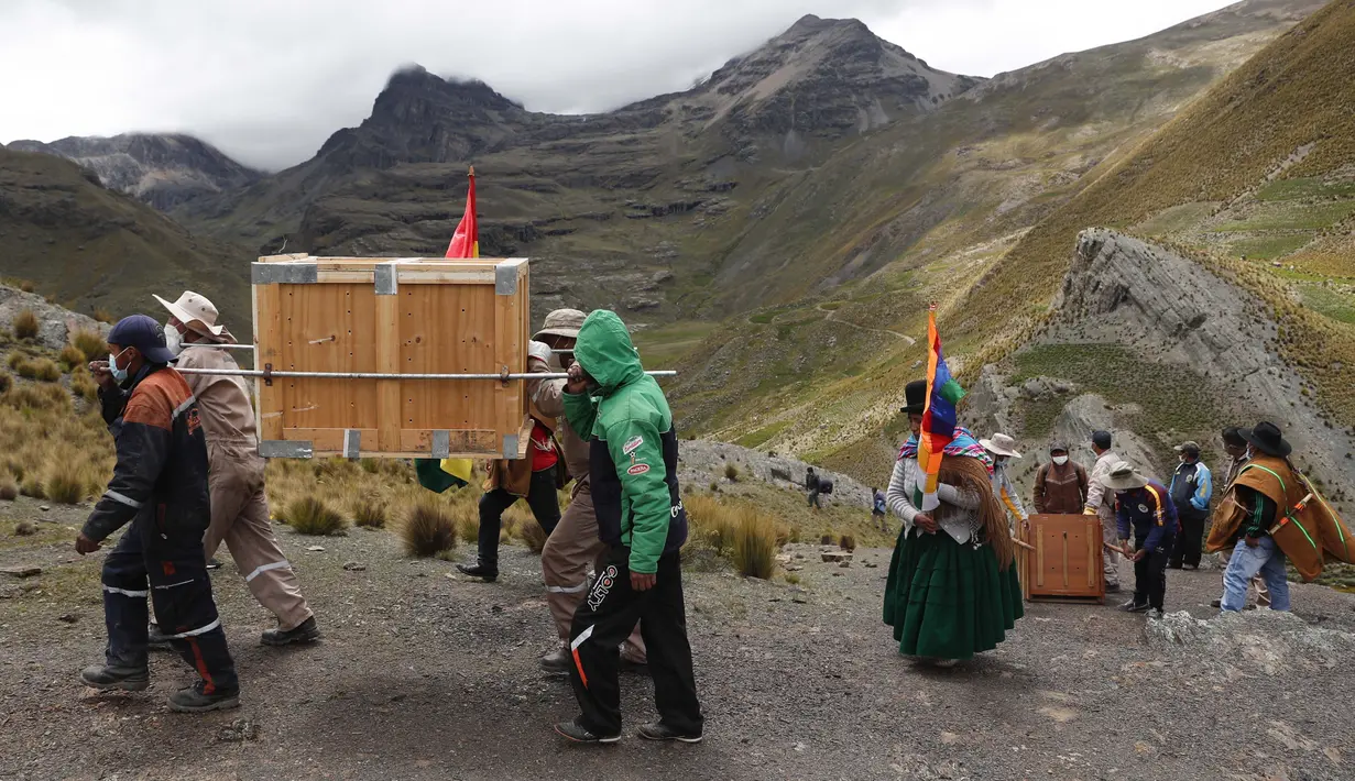 Seekor burung kondor Andes dibawa ke dalam kotak, untuk dilepaskan ke alam liar oleh dokter hewan Bolivia, di pinggiran Choquekhota, Bolivia, Selasa (23/2/2021). Dua burung kondor Bolivia yang terancam punah dilepaskan setelah pulih akibat terjatuh pada Februari. (AP Photo/Juan Karita)