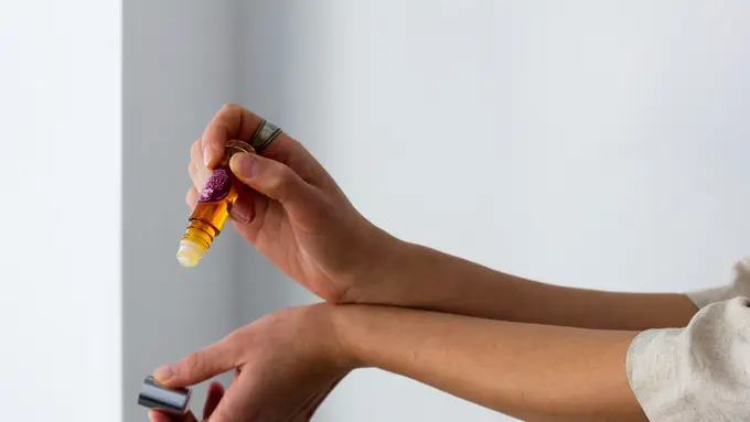 Jangan menggosok kulit setelah menyemprotkan parfum