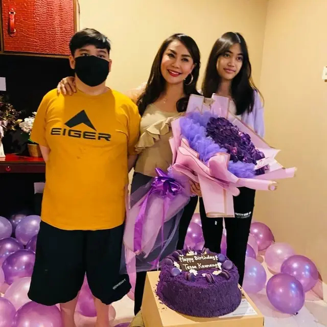 6 Potret Tessa Kaunang Bareng Anak Ini Bak Kakak Adik, Buah Hati Beranjak Remaja