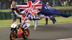 Mick Doohan mengikuti ajang balap Superbike pertama dan satu-satunya pada tahun 1988. Ia sukses menyabet tiga kemenangan dari empat balapan. Berkat prestasinya, ia direkrut oleh tim Honda pada tahun 1989. Pada tahun 1998 ia berhasil menjadi juara dunia di Moto GP. (Foto: AFP/John Morris)
