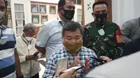 Bupati Garut Rudy Gunawan didampingi Forkopimda Garut, tengah memberikan keterangan seputar status darurat Covid-19 yang melanda Garut saat ini. (Liputan6.com/Jayadi Supriadin)