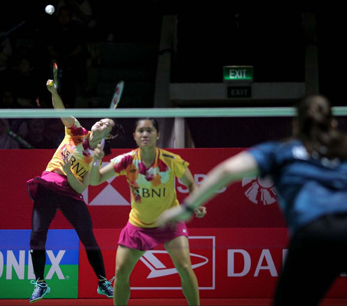 Ganda putri Indonesia, Lanny Tria Mayasari/Ribka Sugiarto tampil solid dalam pertandingan melawan wakil Belanda, Debora Jille/Cheryl Seinen di perempat final Indonesia Masters 2024 di Istora Gelora Bung Karno, Senayan, Jakarta, Jumat (26/1/2024). Foto: Bo