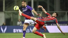 Penyerang Fiorentina, Arthur Cabral (kiri) berebut bola dengna pemain Cremonese, Alex Ferrari selama pertandingan semifinal Coppa Italia di Stadion Artemio Franchi, Florence, Italia, Jumat, 28 April 2023. (Massimo Paolone/LaPresse via AP)