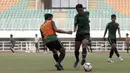Pemain Timnas Indonesia U-19, Fajar Fathur Rahman, berebut bola saat latihan di Stadion Pakansari, Bogor, Rabu (2/10). Latihan ini merupakan persiapan jelang AFF U-19 di Vietnam. (Bola.com/Yoppy Renato)