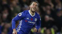Gelandang Chelsea, Eden Hazard, merayakan gol yang dicetaknya ke gawang Everton pada laga Premier League di Stamford Bridge Stadium, Inggris, Sabtu (5/11/2016). (Reuters/Andrew Couldridge)