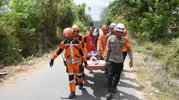 Tim SAR Gabungan mengevakuasi warga rentan pascagempa bumi di Kabupaten Manggarai Timur, Nusa Tenggara Timur, Kamis, 20 Agustus 2026. (Basarnas)