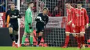 Pemain Paris Saint-Germain, Kylian Mbappe merayakan gol ke gawang Bayern Munchen pada matchday keenam Grup B Liga Champions di Stadion Allianz Arena, Rabu (6/12). Kendati kalah 1-3, PSG tetap keluar sebagai juara Grup B. (AP/Matthias Schrader)