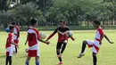 Anak-anak usia di bawah 14 tahun yang tergabung dalam Imran Soccer Academy (ISA) berlatih di Lapangan Kampus Trisakti, Ciangsana, Gunung Putri, Bogor. (Bolacom/Arief Bagus)
