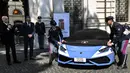 Kepolisian Italia mendapatkan Lamborghini Huracan LP 610-4 sebagai mobil patroli terbaru dalam sebuah seremoni di Kementerian Dalam Negeri di Roma, 30 Maret 2017. Huracan ini akan bertugas untuk keperluan patroli jalan tol di Bologna. (Andreas SOLARO/AFP)