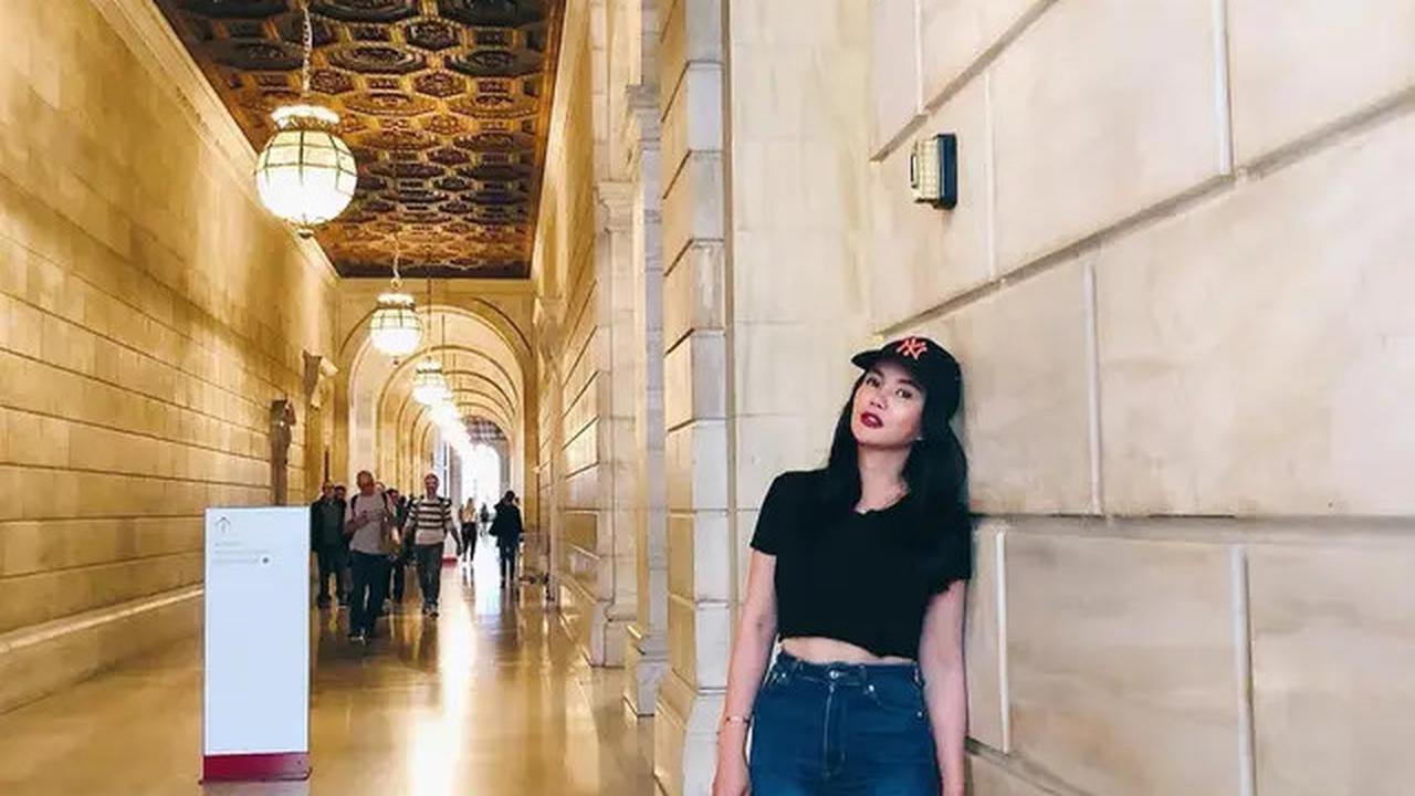 6 Gaya Padu Padan Jeans ala Dearly Djoshua, Teman Kondangan Ari Lasso di Resepsi Luna Maya