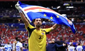 Air mata kiper Tanjung Verde, Vozinha tak terbendung setelah tampil gemilang saat melawan Spanyol dalam laga Grup H Piala Dunia 2026, Selasa (16/06/2026) dini hari WIB. (AFP/Getty Images/Buda Mendes)