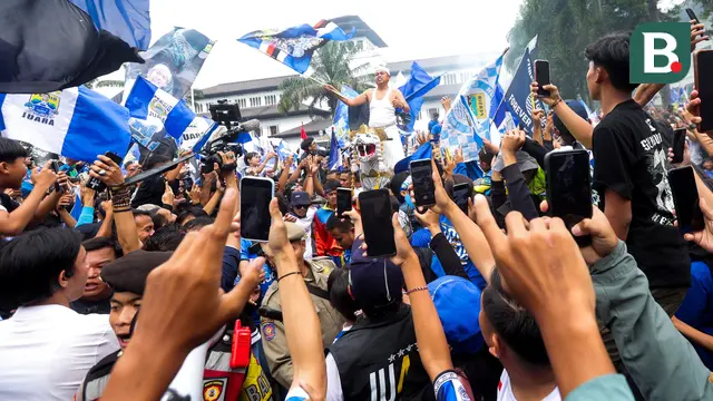 Foto: Lepas Baju Saat Pawai, KDM Larut Dalam Perayaan Pesta Persib Juara