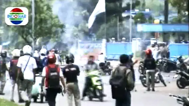 Buruh Indofood dan Polisi Saling Serang  
