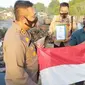Pemuda selamatkan bendera di perairan tumpukan sampah mendapat penghargaan dari Kapolres Kepulauan Meranti. (Liputan6.com/Istimewa)