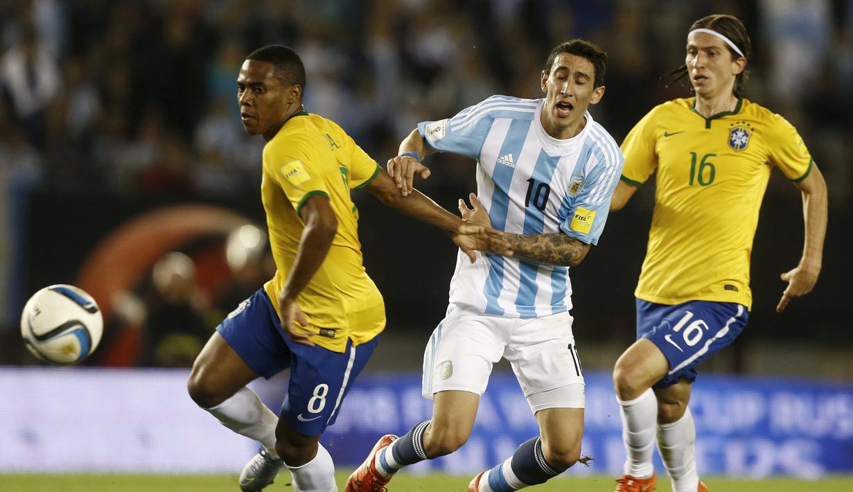 Pemain Argentina Angel Di Maria (tengah) berebut bola dengan para pemain Brasil pada laga Pra-Piala Dunia 2018 zona CONMEBOL di Stadion Monumental Antonio Verspucio Liberti,Buenos Aires, Argentina, Sabtu (14/11/2015) WIB.(REUTERS/Enrique Marcarian)