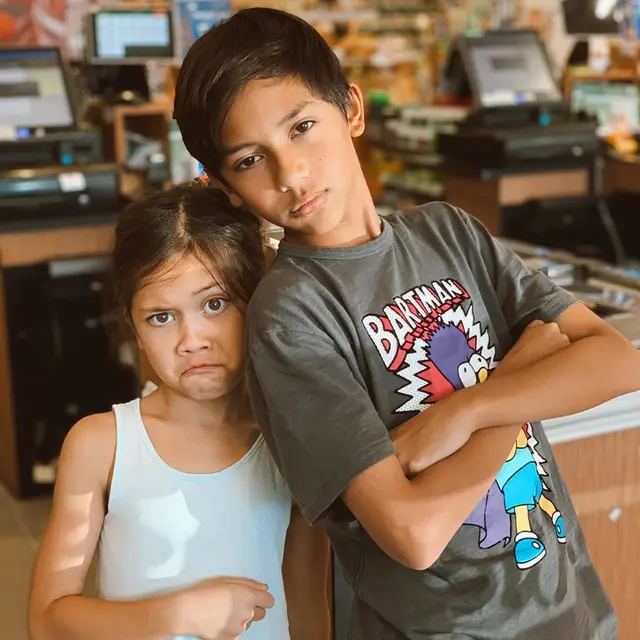 6 Potret Kekompakan Buah Hati Nana Mirdad dan Andrew White, Sibling Goals