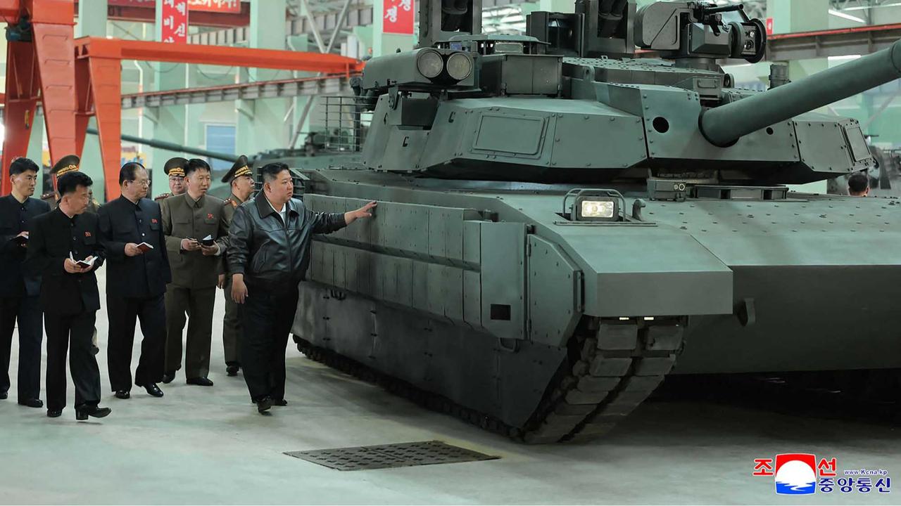 FOTO: Kunjungan Presiden Korut Kim Jong Un ke Pabrik Tank yang “Dirahahasiakan”