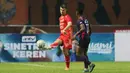 Pemain Persija Jakarta, Ondrej Kudela (kiri) menguasai bola pada laga persahabatan antara Persija Jakarta menghadapi Rans Nusantara FC di Stadion Wibawa Mukti, Cikarang, Sabtu (16/7/2022). (Bola.com/M Iqbal Ichsan)