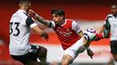 Bek Arsenal, Hector Bellerin berebut bola dengan bek Fulham, Antonee Robinson pada laga Liga Inggris 2020/2021 di Emirates Stadium, London (18/4/2021). Hector Bellerin yang sejak awal musim 2023/2024 hijrah ke Real Betis usai meninggalkan Sporting Lisbon tercatat pernah membela Arsenal selama 7 musim. Ia dipromosikan ke tim utama dari tim Arsenal U-21 pada awal musim 2014/2015. (AFP/Pool/Julian Finney)