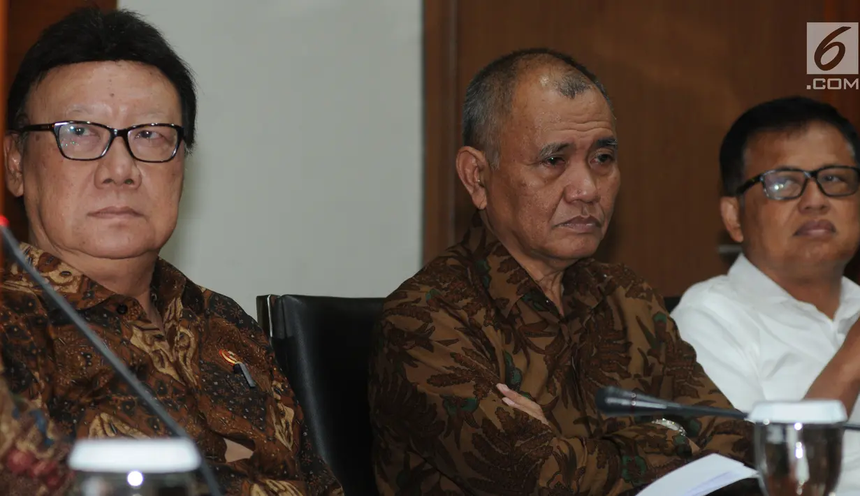 Ketua KPK Agus Rahardjo dan Menteri Dalam Negeri Tjahjo Kumolo memberikan keterangan di Jakarta, Selasa (4/9). Tjahjo  mendatangi KPK untuk berkonsultasi terkait 41 anggota DPRD Kota Malang yang telah ditetapkan sebagai tersangka (Merdeka.com/Dwi Narwoko)