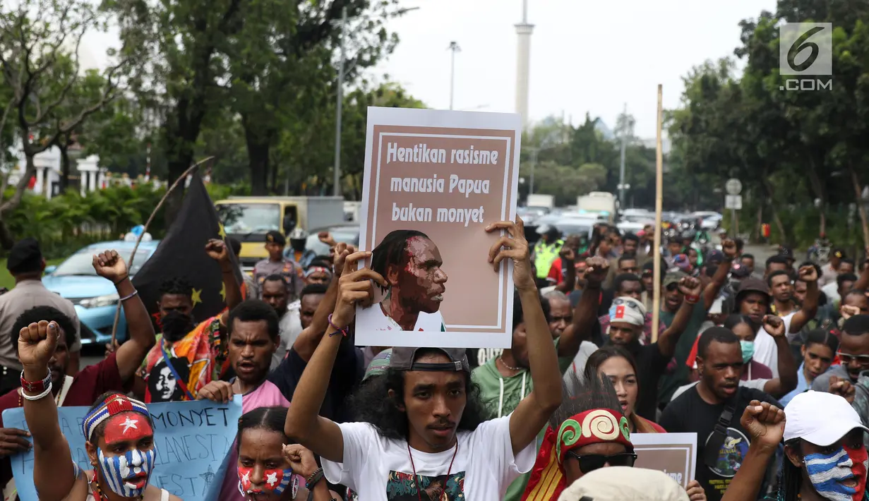 Mahasiswa Papua yang tergabung dalam Aliansi Mahasiswa Anti Rasisme, Kapitalisme, Kolonialisme, dan Militerisme berunjuk rasa di depan Istana Merdeka, Jakarta, Rabu (28/8/2019). Mahasiswa berkali-kali berteriak Papua Merdeka dan menyanyikan lagu Bintang Kejora. (Liputan6.com/Angga Yuniar)