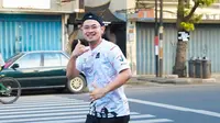 Ada selebgram sekaligus pengusaha Juragan 99 alias Gilang Widhia Pramana di balik ajang lari maraton berkonsep sport tourism di Malang, Minggu (9/7/2023). (Foto: Dok. Instagram @juragan_99)