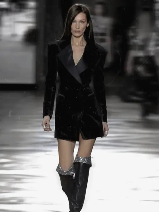 Sebagai salah satu super model yang terkenal di dunia. Tentunya kehadiran Bella Hadid di panggung catwalk selalu ditunggu-tunggu oleh pecinta fashion dan penggemarnya. (Liputan6.com/IG/bellahadid)