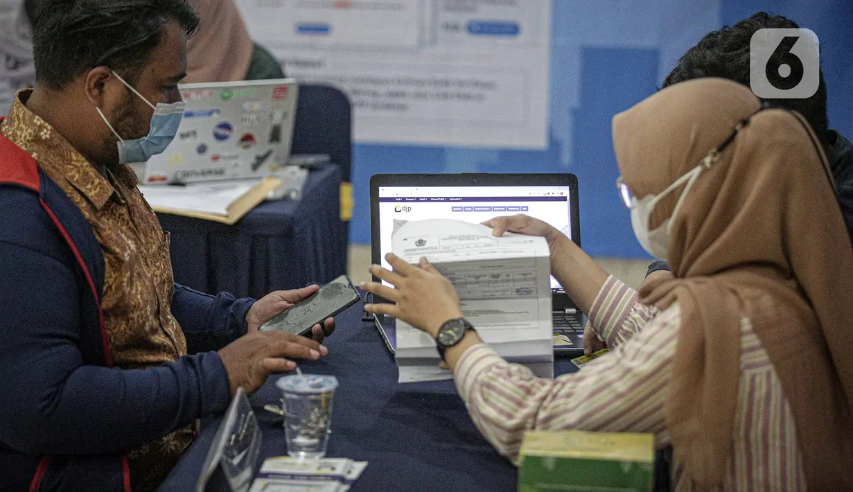 Petugas melayani wajib pajak yang melaporkan SPT tahunan di KPP Pratama Jakarta Tanah Abang Tiga, Jakarta, Kamis (31/3/2022). Layanan e-Filing melalui website Dirjen Pajak melayani penyampaian SPT tahunan orang pribadi yang menggunakan formulir 1770 SS, 1770 S, dan 1770. (Liputan6.com/Faizal Fanani)
