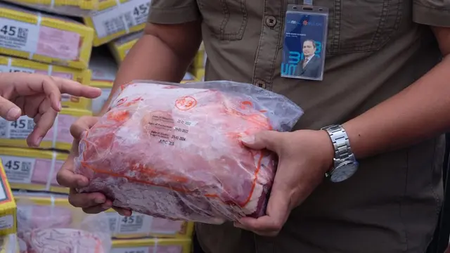Perum Bulog mendatangkan 12.000 ton daging impor di New Priok Container Terminal One (NPCT1), Tanjung Priok, Jakarta, Sabtu (5/3/2022). (Dok Bulog)