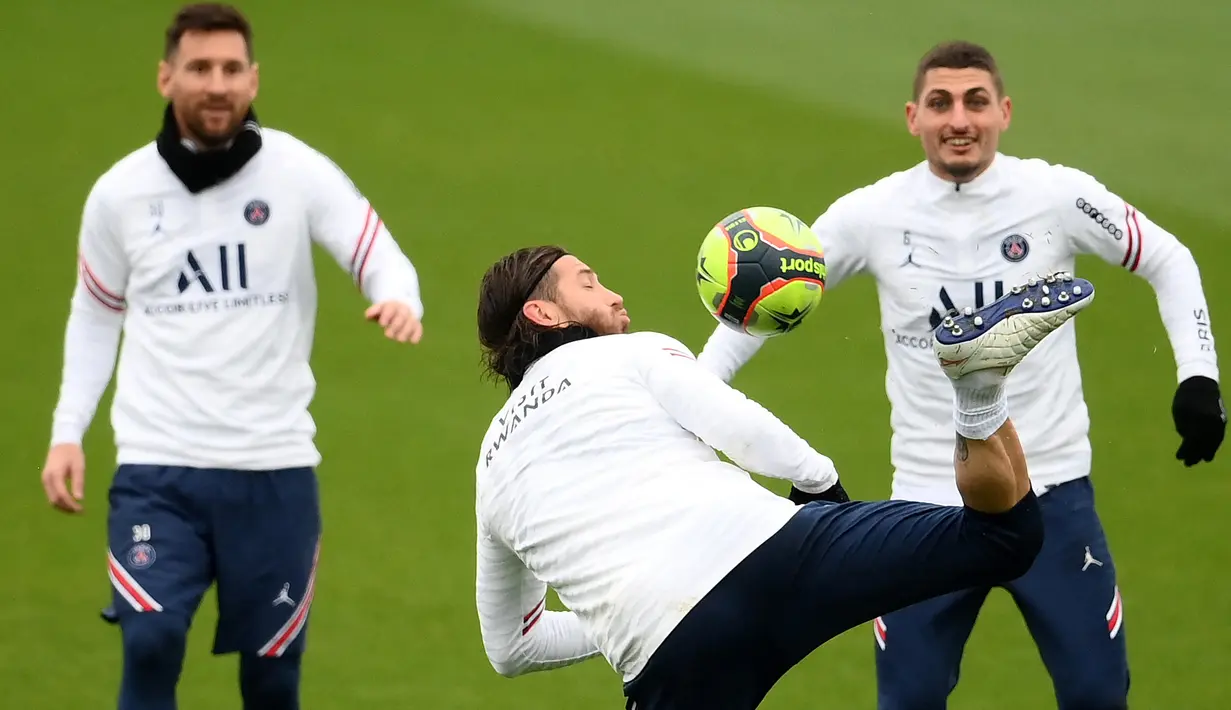 Untuk kali pertama, publik menyaksikan momen yang sepertinya dulu cuma menjadi fantasi di sepak bola. Hal ini disebut langka mengingat rivalitas sengit antara Ramos dan Messi saat beradu di el clasico antara Real Madrid vs Barcelona. (AFP/Franck Fife)