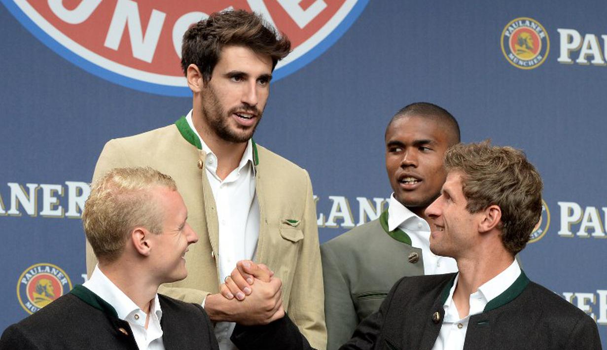 Sebastian Rode (kiri), Javi Martinez, Douglas Costa, dan Thomas Mueller, bercengkrama sebelum dimulainya sesi foto. (AFP Photo/Christof Stache)