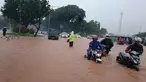 Tinggi banjir bervariasi antara 10-80 centimeter. Dampaknya kemacetan parah terjadi di banyak tempat.
