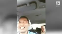 Seorang sopir taksi mencoba mengajak ngobrol seorang bule dengan aksen ngapaknya. Percakapan ini bikin ngakak warganet.