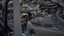 Warga Palestina melihat puing-puing bangunan yang runtuh setelah terkena serangan udara Israel di Kota Gaza, Selasa (1/6/2021). Kendati gencatan senjata telah dilakukan, salah satu masalah yang lebih dalam terkait konflik Israel-Palestina tidak pernah dibahas. (AP Photo/Felipe Dana)