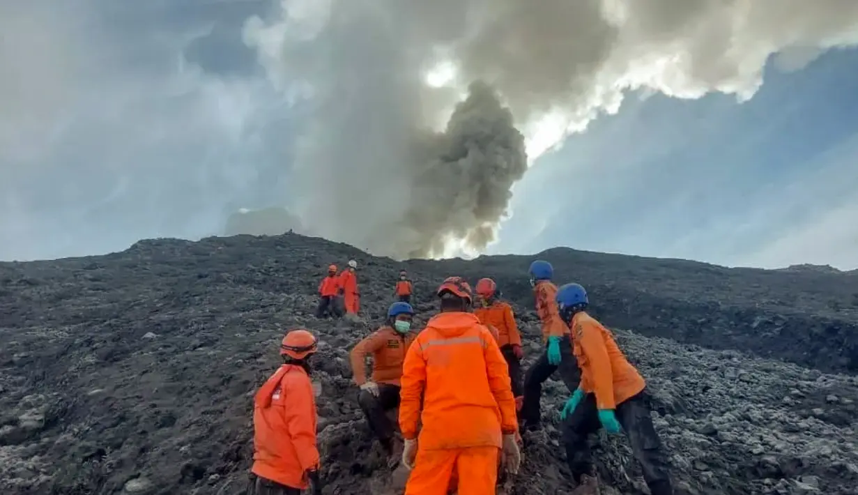 <p>Ratusan petugas penyelamat berlomba untuk menemukan 10 pendaki yang hilang setelah letusan gunung berapi yang menewaskan 13 orang. (Handout / BASARNAS / AFP)</p>