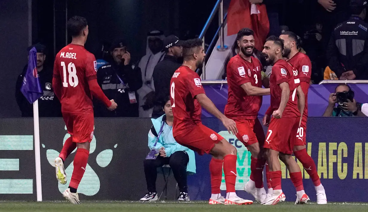Pemain Bahrain Ali Madan (kanan) merayakan bersama rekan satu timnya setelah mencetak gol ke gawang Malaysia pada pertandingan sepak bola Grup E Piala Asia di Stadion Jassim bin Hamad, Doha, Qatar, Sabtu (20/1/2024). (AP Photo/Thanassis Stavrakis)