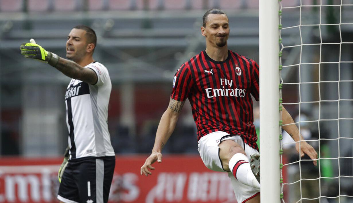Striker AC Milan, Zlatan Ibrahimovic, menendang gawang usai gagal mencetak gol ke gawang Parma pada laga Serie A di Stadion San Siro, Rabu (15/7/2020). AC Milan menang 3-1 atas Parma. (AP Photo/Luca Bruno)
