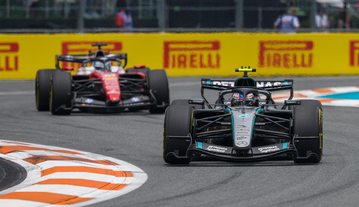 Balapan berlangsung ketat. Kimi Antonelli saling berebut posisi terdepan dengan pembalap Ferrari, Charles Leclerc dan pembalap McLaren, Lando Norris. (AP Photo/Danny Karnik)