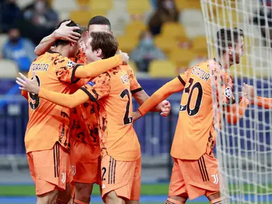 Para pemain Juventus merayakan gol yang dicetak oleh Alvaro Morata ke gawang Dynamo Kyiv pada laga Liga Champions di Stadion Olimpiyskiy, Rabu (21/10/2020). Juventus menang dengan skor 2-0. (Valentyn Ogirenko/Pool via AP)