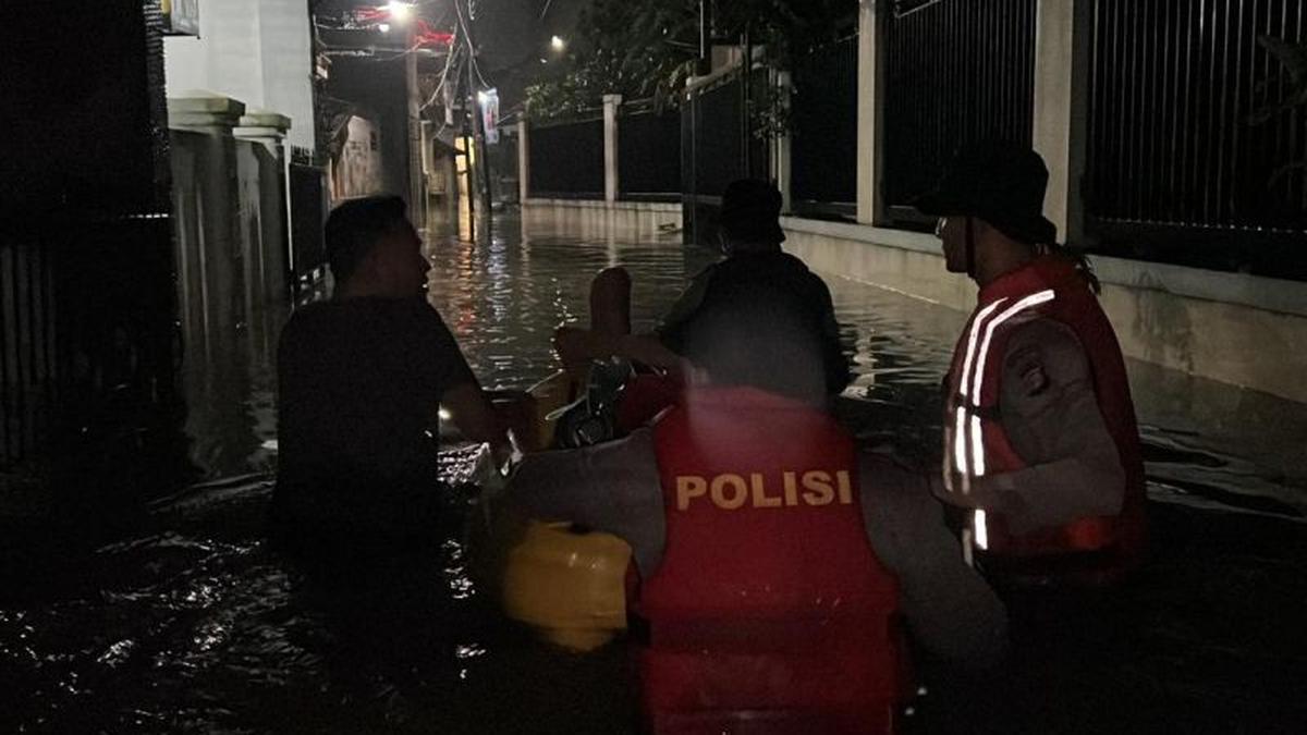 Banjir Lebaran Rendam 46 RT di Jakarta Timur, Ratusan Warga Mengungsi ke Tempat Aman