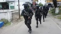 Densus 88 Antiteror Mabes Polri menggeledah rumah mertua terduga teroris Bekasi, di Ledoksari RT 8 RW 10 Pajang, Laweyan, Solo. (Fajar Abrori/Liputan6.com)