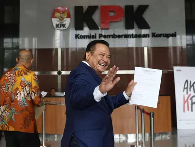 Pengacara Otto Hasibuan menyapa awak media saat tiba di gedung KPK, Jakarta, Jumat (8/12). Kedatangan Otto ke KPK untuk memberikan surat keterangan pengunduran dirinya sebagai kuasa hukum Setya Novanto. (Liputan6.com/Angga Yuniar)
