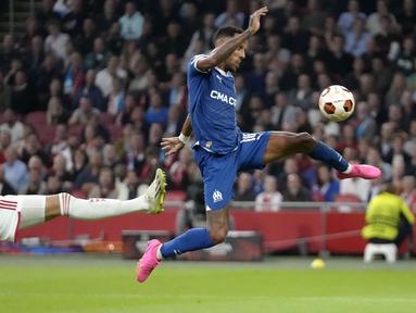 Pemain Marseille, Pierre-Emerick Aubameyang (kanan) berusaha mencetak gol ke gawang Ajax Amsterdam pada laga matchday pertama Grup B Liga Europa 2023/2024 di Johan Cruijff ArenA, Amsterdam, Belanda pada Jumat (22/09/2023) dini hari WIB. Laga berakhir dengan skor 3-3. (AP Photo/Peter Dejong)