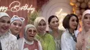 Para tamu undangan tampil menawan dengan busana berwarna cerah yang memberikan kesan segar dan anggun. Cut Keke Xavier memilih gamis biru muda dengan kerah tinggi yang dihiasi bordiran emas, memberikan tampilan yang klasik dan mewah. [@marinizumarnisreal].
