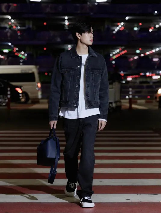 Melihat Gaya Airport Tawan dan Phuwin Kenakan Loewe Spring Summer 2025 Men's Collection.
