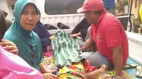 Puskesmas tidak mau meminjamkan mobil ambulans untuk mengangkut jenazah Denggang. (Liputan6.com/Eka Hakim)