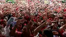 Ratusan warga menyanyikan tiga lagu nasional yang dipimpin Addie MS di Balai Kota DKI Jakarta, Rabu (10/5). Mereka mengenakan atribut merah dan putih menggelar aksi simpatik untuk Basuki Tjahaja Purnama atau Ahok. (Liputan6.com/Johan Tallo)