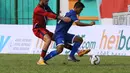 Diego Michiels (kiri) berebut bola dengan salah satu pemain PSB Bogor. (Bolacom/Arief Bagus)